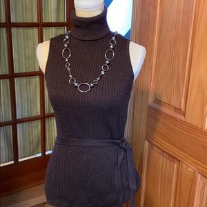 COPY - Sleeveless t-neck sweater